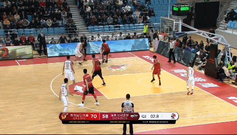 亚当斯面对马丁防守投进压哨三分.gif