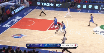 福特森反击飞身上篮轻取两分.gif