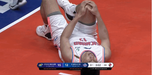 李原宇受伤倒地.gif