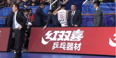 李原宇回到更衣室.gif