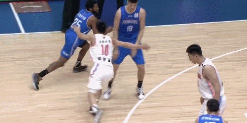 兰德尔再一个3分打停四川.gif