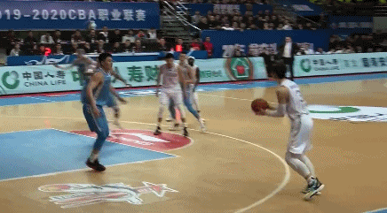 王哲林3分打进.gif