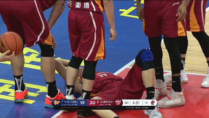 赖俊豪被阿联撞到倒地不起.gif