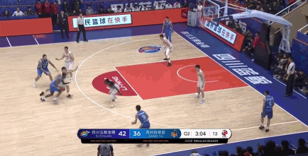 吉布森突破篮下跟进吴冠希心领神会接球取得两分.gif