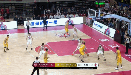 普拉姆利抛投打板命中首球.gif