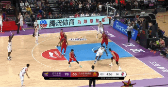 巴斯助攻韩德君篮下单臂暴扣.gif