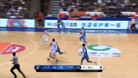 翟晓川反击飞身上篮打进.gif