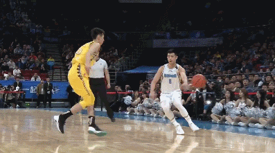 翟晓川晃开两人防守放篮打出2+1.gif
