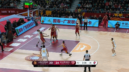 莫兰德无心插柳柳成荫 随手一拨球进了  观众都笑了.gif