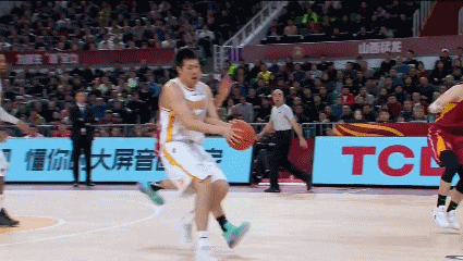 朱旭航追防和任骏威的胳膊夹到了一块.gif