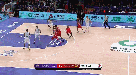 福格压哨3分颠进篮筐.gif