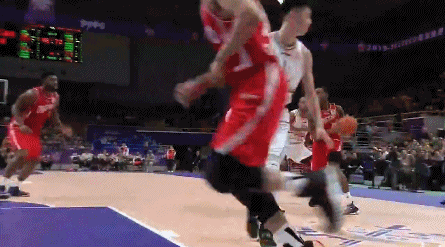 约翰逊破开防守，单手暴扣得手.gif