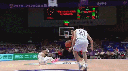 林韦翰背后击地传球约翰逊上篮打进.gif
