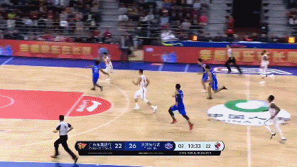 易建联反击双手暴扣.gif