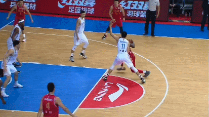 琼斯和何重达起冲突.gif