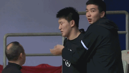 雷蒙和大致又有些冲突.gif