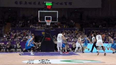 孙鑫迎面帽掉福格投篮.gif