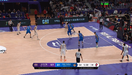 王少杰晃开防守单手劈扣.gif