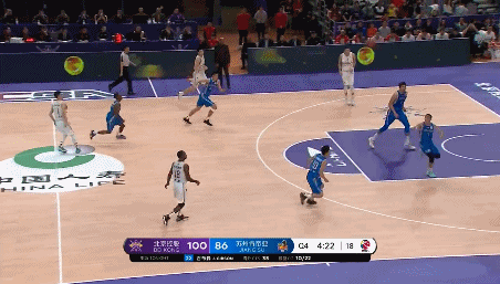 黄荣奇和孙悦相撞.gif