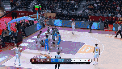 朱彦西替书豪出头被吹技术犯规.gif