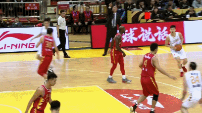 普拉姆利空接暴扣.gif