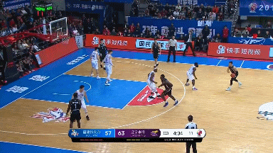 郭艾伦送妙传芬森上篮轻松打进.gif