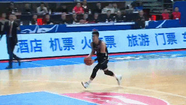 郭艾伦反击勉扣被坎宁封盖.gif