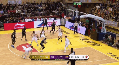 韩德君欲单手暴扣 被威尔斯生生按下.gif