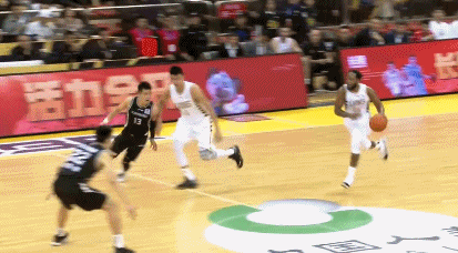威尔斯压哨3分.gif