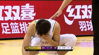 不慎相撞！赵岩昊和李京龙抢篮板时眼睛受伤2.gif