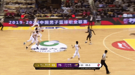 普拉姆利飞身暴扣 准压哨结束第三节.gif