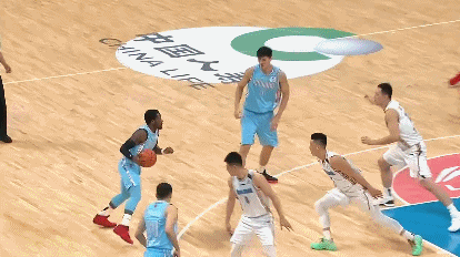 费尔德和朱彦西发生争吵吃T.gif