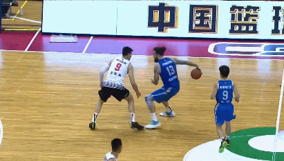 拉杜利差背后运球单手暴扣.gif
