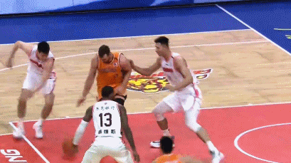 莫泰助攻王潼再次暴扣.gif