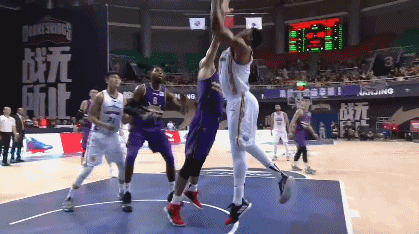 亚布塞莱对桑尼违体犯规.gif