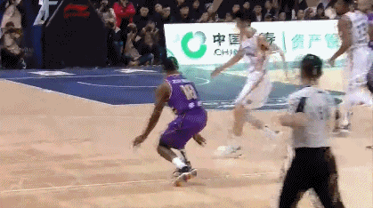 福格击地送妙传桑尼上篮2+1打成.gif