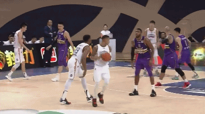 约瑟夫杨单手劈扣.gif