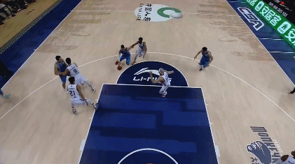 林书豪失去平衡抛投2+1打成.gif