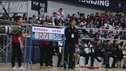 现场用起了人工记分牌.gif