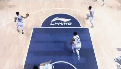 约瑟夫杨反击双手暴扣打停北京首钢.gif