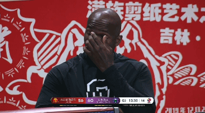 琼斯坐在场边.gif