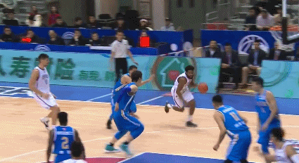 兰德尔以1敌2折叠上篮打进.gif