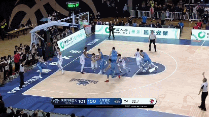 方硕3分不中 北京首钢被逆转.gif