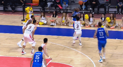 拉杜利差把裁判当队友.gif