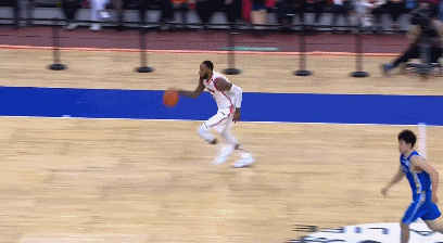 威姆斯扮演脚踝终结者 晃倒易立.gif