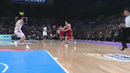 闫鹏飞双手炸扣打停辽宁.gif