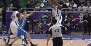陶汉林篮下霸气隔扣.gif