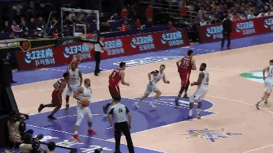 汤普森压哨打板3分.gif