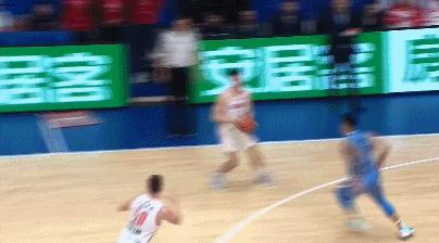 翟晓川违体犯规.gif