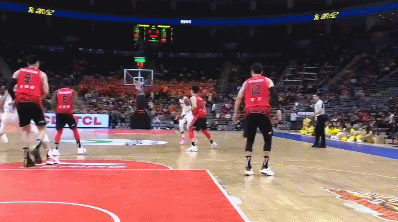 威姆斯穿越3人送妙传 赵睿上空篮得手.gif